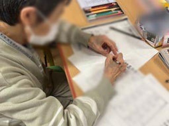 作業をする人物のイメージ スタッフイメージ 落ち着いた雰囲気の中で、集中して作業に取り組む様子が見られます。働きやすい環境です。
