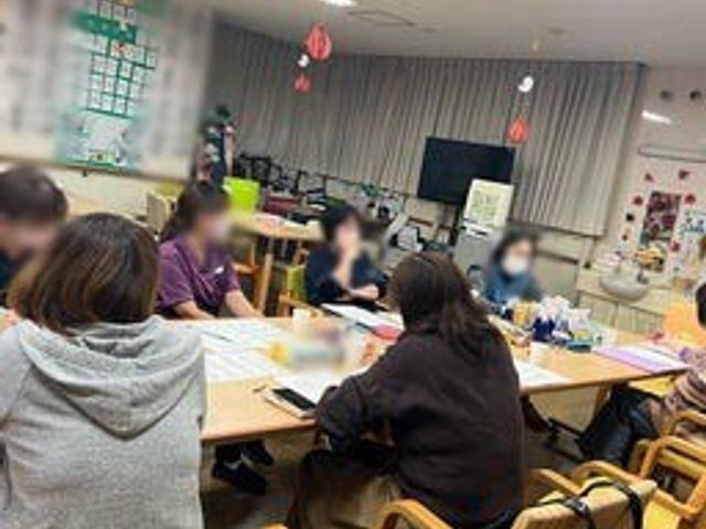 リビングでの交流 リビング 広々としたリビングで、くつろぎながら他のスタッフとの交流や情報交換が行われています。