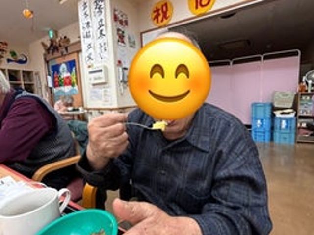 賑やかなダイニングルーム ダイニングルーム 温かい食事を楽しむ様子のダイニングルームです。和やかな雰囲気が魅力的です。