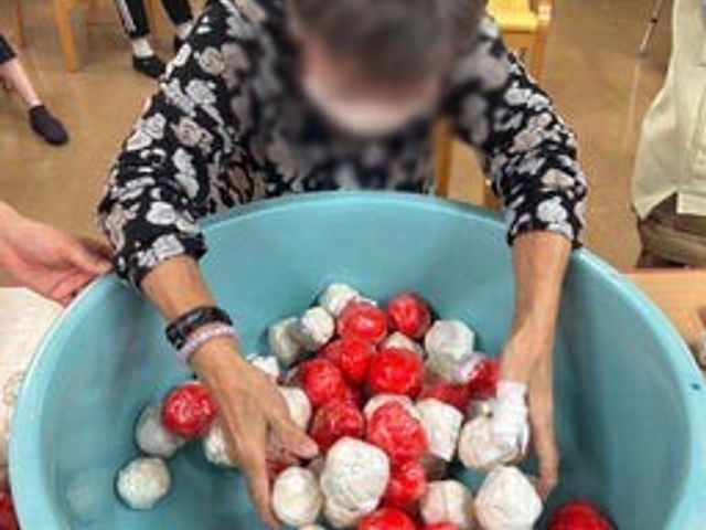 楽しむ住人たちの様子 多目的室 多目的室では、住人たちが一緒に様々なアクティビティを楽しんでいます。明るい雰囲気の中、ご自身のペースで参加できる場所です。