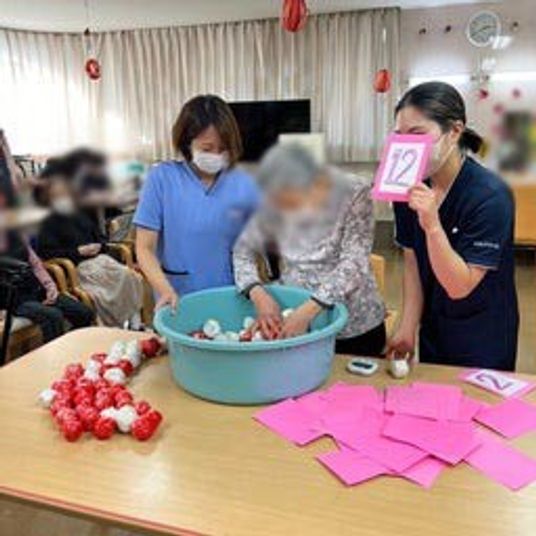 作業を行う女性たちの様子