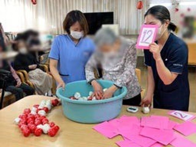 作業を行う女性たちの様子 多目的室 スタッフと利用者が楽しく活動に参加する様子が見られる多目的室です。