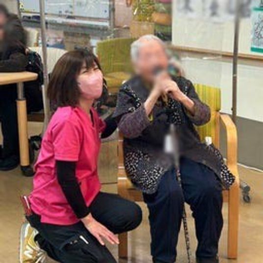 スタッフと会話する風景