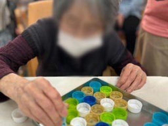 活動を楽しむスペース ラウンジ カラフルなキャップを使って楽しくアート活動をしています。交流が生まれる温かな場です。