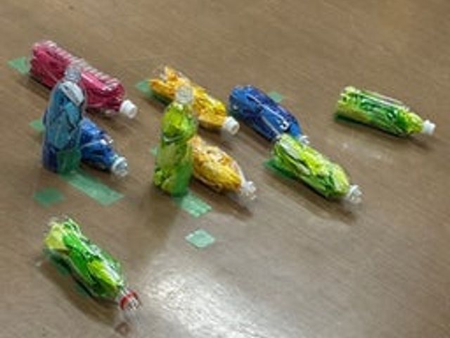 リサイクルアートの作品 多目的室 ペットボトルを利用した色鮮やかなリサイクルアートが展示されています。創造力を刺激する多目的室です。
