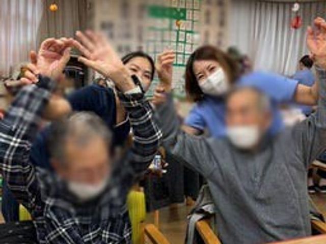 笑顔のシーン ラウンジ 皆で楽しんでいる様子です。明るく開放的な室内は、交流が生まれやすい空間になっています。