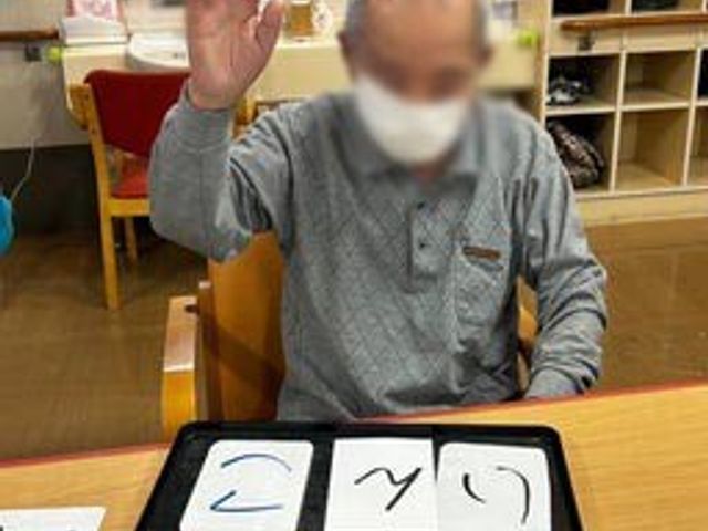 指文字を練習する様子 多目的室 指文字を使ったコミュニケーションの練習が行われています。リラックスしながらスキルを磨ける環境です。