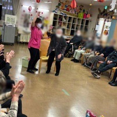 交流の様子が見える室内