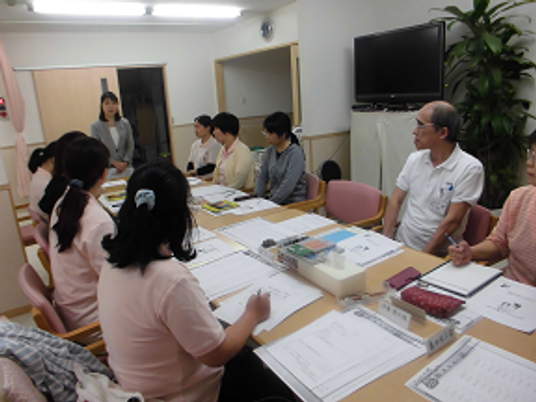 会議中のスタッフと利用者の談話室  