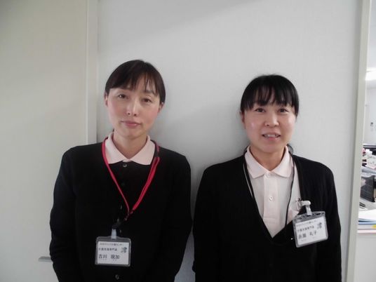 笑顔のスタッフ2人  