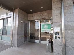 入口の開放的なエントランス