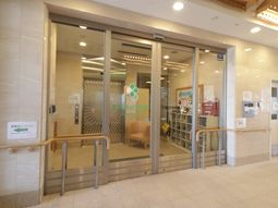 エントランスの自動ドア