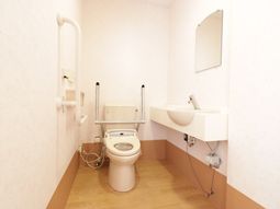 バリアフリーの洗面所とトイレ