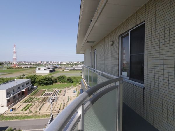 開放的なバルコニーの風景