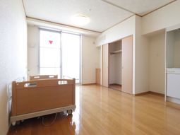 明るい居室の様子