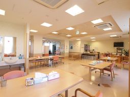 広々した明るい食堂