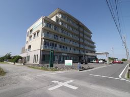 明るい日差しの施設外観