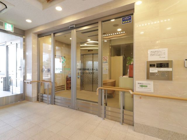 明るいエントランス 玄関 手すりが設けられた温かみのあるエントランスです。来訪者が快適に過ごせるよう、工夫が施されています。