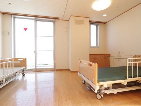 明るい居室のベッド