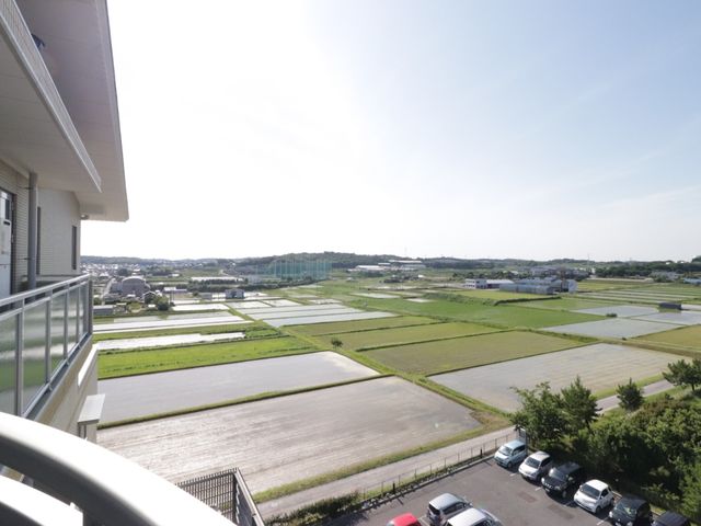 緑豊かな中庭の眺め 風景 やすらぎと開放感ある中庭が見渡せる空間です。自然の景色を眺めながら、居心地の良い時間を過ごせます。