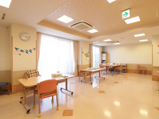 明るい多目的室の様子 談話室 ゆったりとしたスペースのある多目的室で、様々なアクティビティが楽しめる環境が整っています。窓からの自然光が心地よい空間を作り出しており、共に働く仲間との快適な時を過ごせそうです。