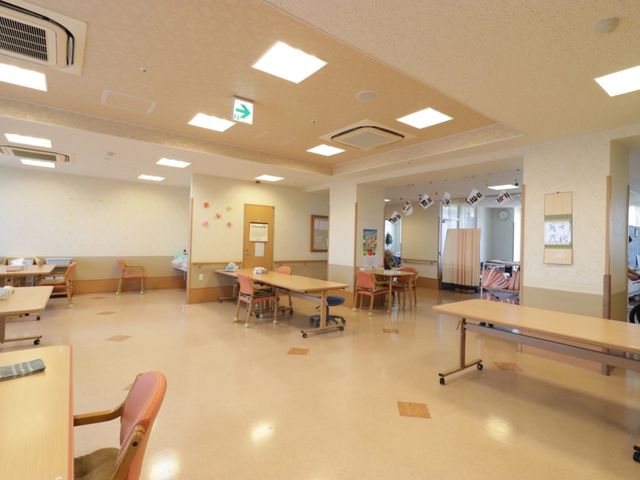 広々とした明るい共有スペース 談話室 ゆとりある共有ダイニングで、ゆったりとした食事の時間を過ごせる環境です。職員と利用者が和やかなコミュニケーションを図れる空間があります。