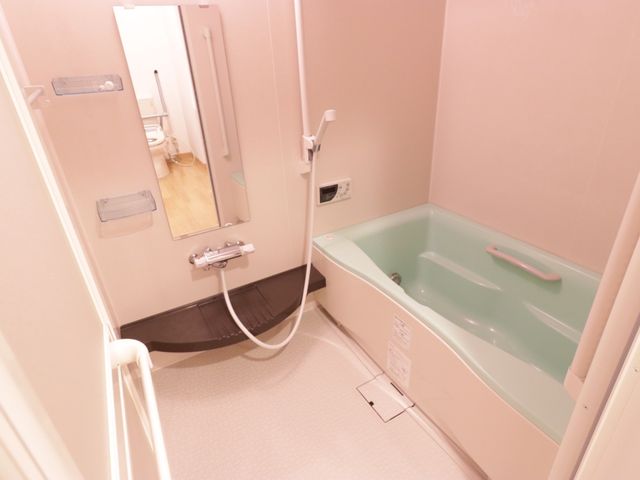 バリアフリーの浴室 浴室 手すり付きで安全性に配慮し、入浴をサポートする快適な浴室です。ゆったりとくつろげる空間をご提供しています。