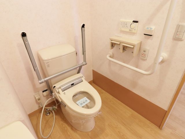 バリアフリートイレ設備 トイレ 安全と利便性を重視したトイレ設備です。手すりや暖房便座といった機能が身の回りのサポートを提供します。