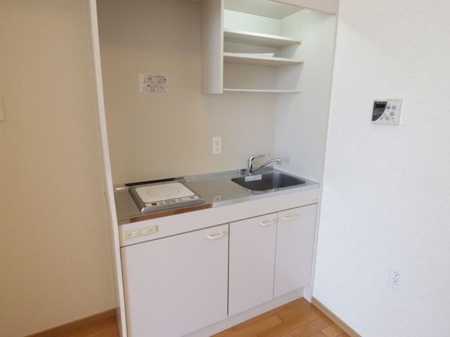 居室の簡易キッチン キッチン 機能的な小さなキッチンが備わっており、日々の生活に便利です。明るく清潔感のある空間で、自炊を楽しむことができます。