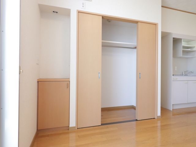きれいな居室のドア 収納 広々とした居室の入り口は車椅子利用者にも配慮された構造で、移動が楽に行えます。キッチンスペースも設けられ、自由な生活空間が確保されています。