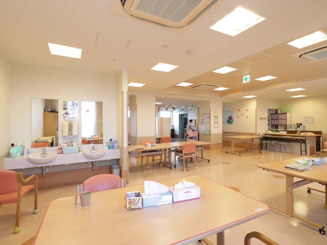 明るい広々としたダイニング 食堂 ゆったりとしたダイニングで利用者が食事を取れる設計です。明るく清潔感のある環境での就業をご検討ください。