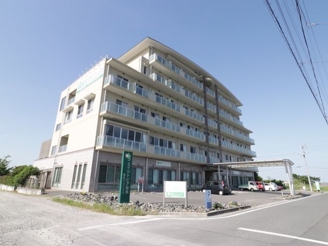多階建てのモダンな外観 外観 広々とした駐車場を備え、洗練されたデザインの建物前には緑が点在し、明るく開放的な雰囲気が漂います。