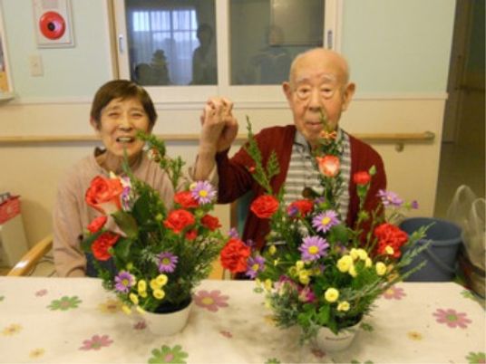 花と笑顔の高齢者