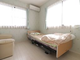 明るい居室の一角