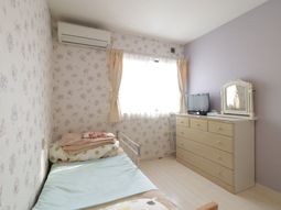 明るい居室の様子