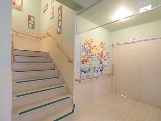 階段と掲示板の空間