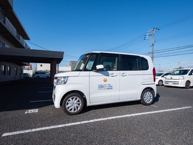 白と赤の送迎車