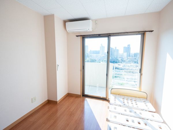 明るい居室の一角