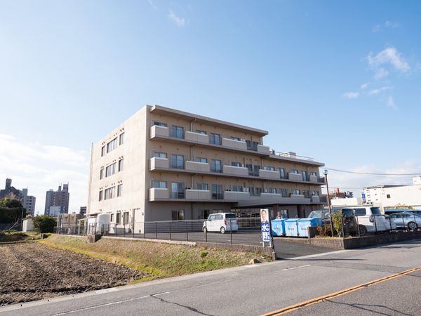 広い外観の建物