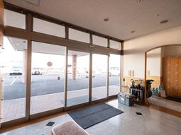 エントランスの明るい空間