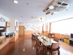 壁に絵が飾られた食堂