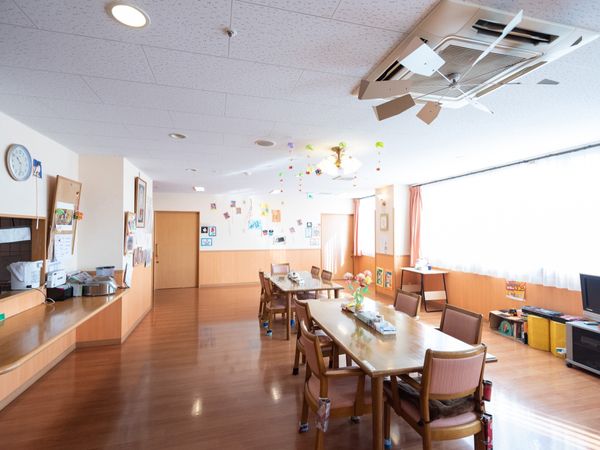 壁に絵が飾られた食堂