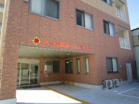 明るい外観のエントランス