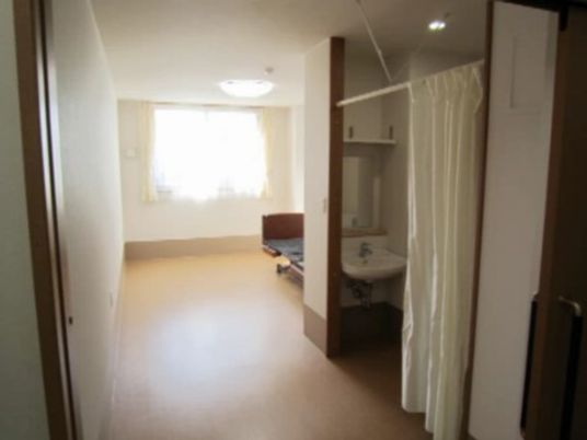 明るい個室の居室