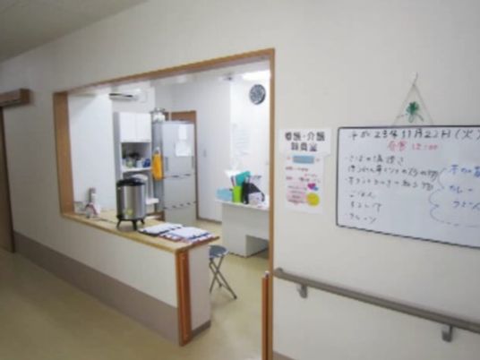 スタッフの様子が見える廊下