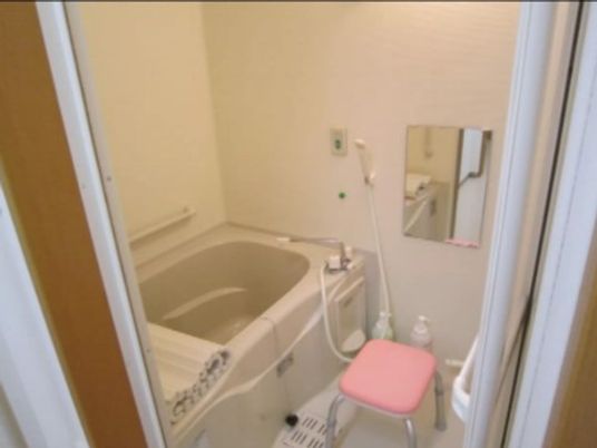 清潔な洗面台付き浴室