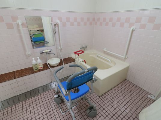 バリアフリーの浴室設備