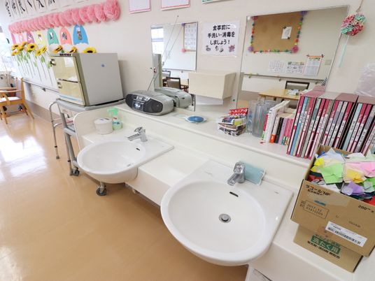 清潔な洗面台がある室内