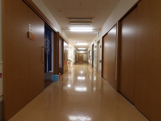 明るく清潔な廊下