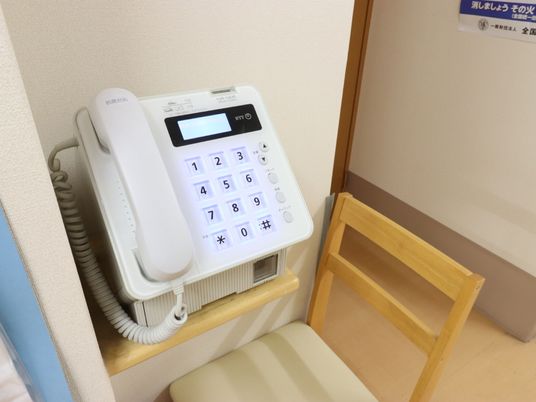 電話と椅子のあるコーナー